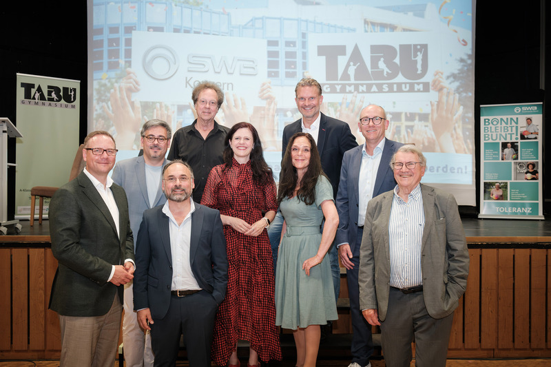 Jubiläum 20 Jahre Kooperation SWB und Tannenbusch-Gymnasium - v.l.n.r.: Mirko Heid, Gabriel Kunze, Giovanni Pizzo, Andreas Döring, Azra Zürn, Zerlina Zemlin, Volker Groß, Eike Schultz und Wolf Hellberg, Foto: Martin Magunia für SWB Bonn