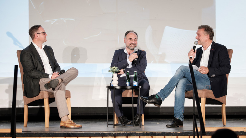 Die Koordinatoren der Partnerschaft Mirko Heid (SWB) und Giovanni Pizzo (Tabu) mit Volker Groß, Foto: Stadtwerke Bonn/Martin Magunia